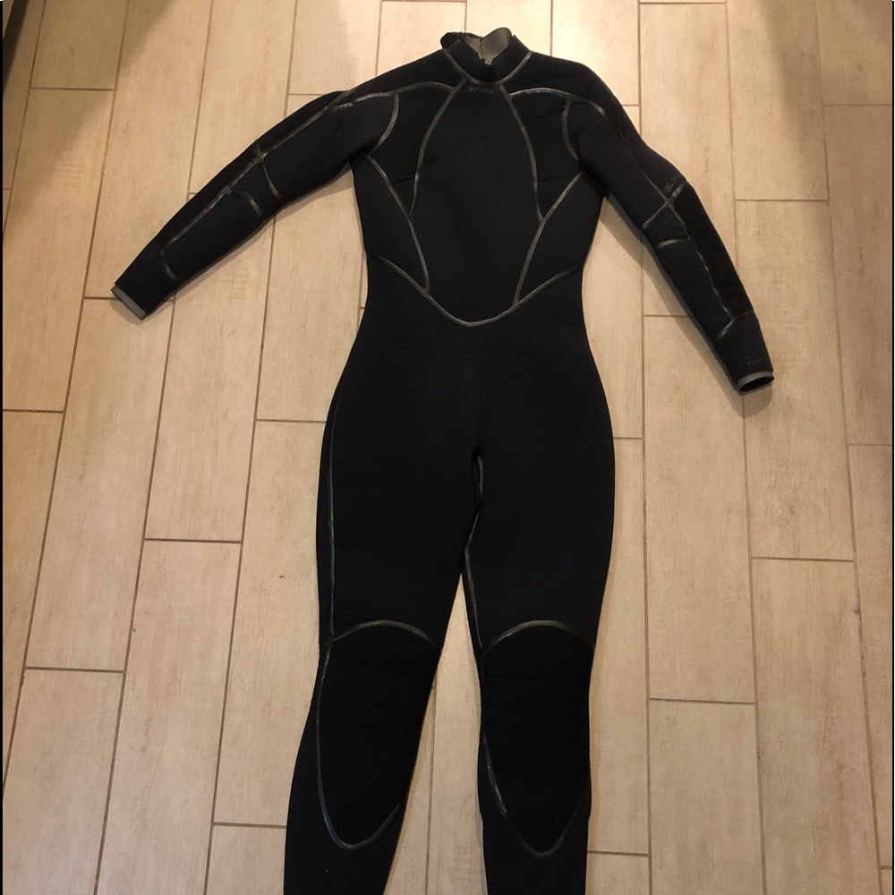 Bare women’s 7mm wetsuit and booties